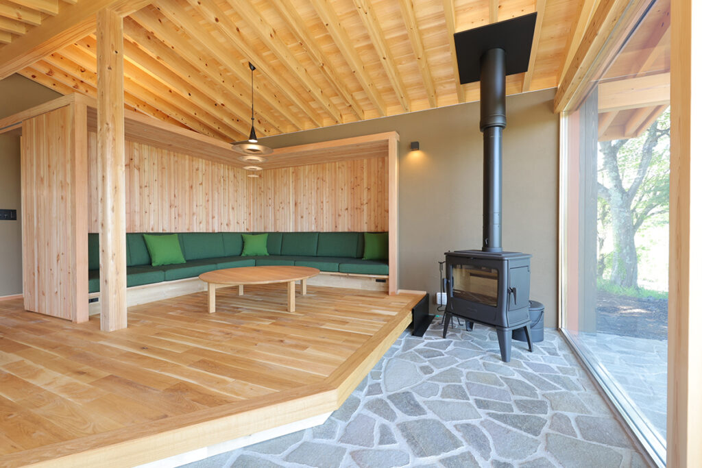 Photo: “Doma (unflorored area) Salon” 
with a fireplace serves as a recreation area