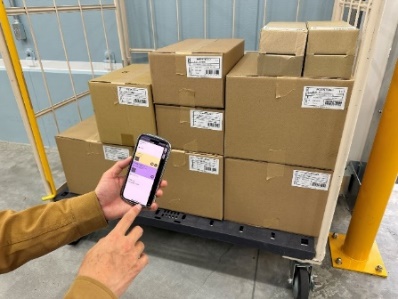 Photo: User registers delivery status on the app